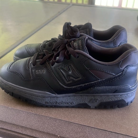 NEW BALANCE 550 BLACK
UNIVERSAL SHOES SIZE 7 - Picture 3 of 5